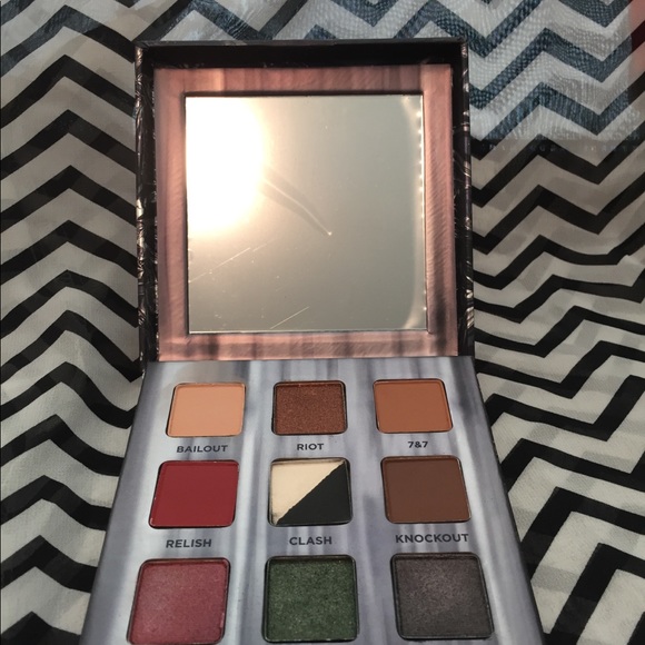Urban Decay Troublemaker Eyeshadow Palette - Picture 3 of 4